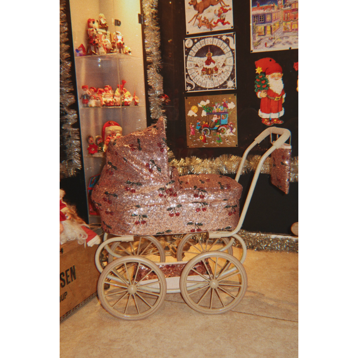 Konges Sløjd Cherry Sequin Sparkly Minnie Dukke Klapvogn