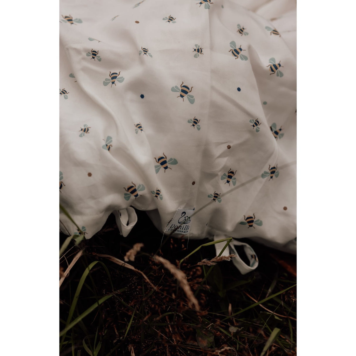 Vanilje COPENHAGEN Honey Bee Happy Sengetøy