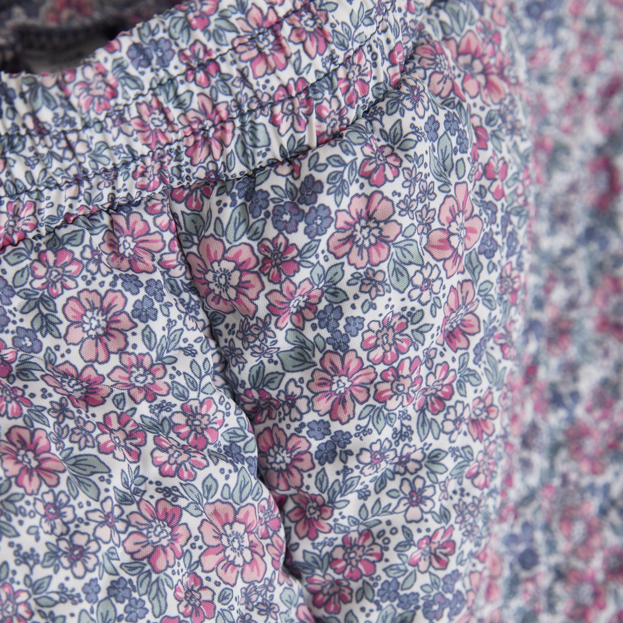 En Fant Egret Termosett m. Frills, AOP