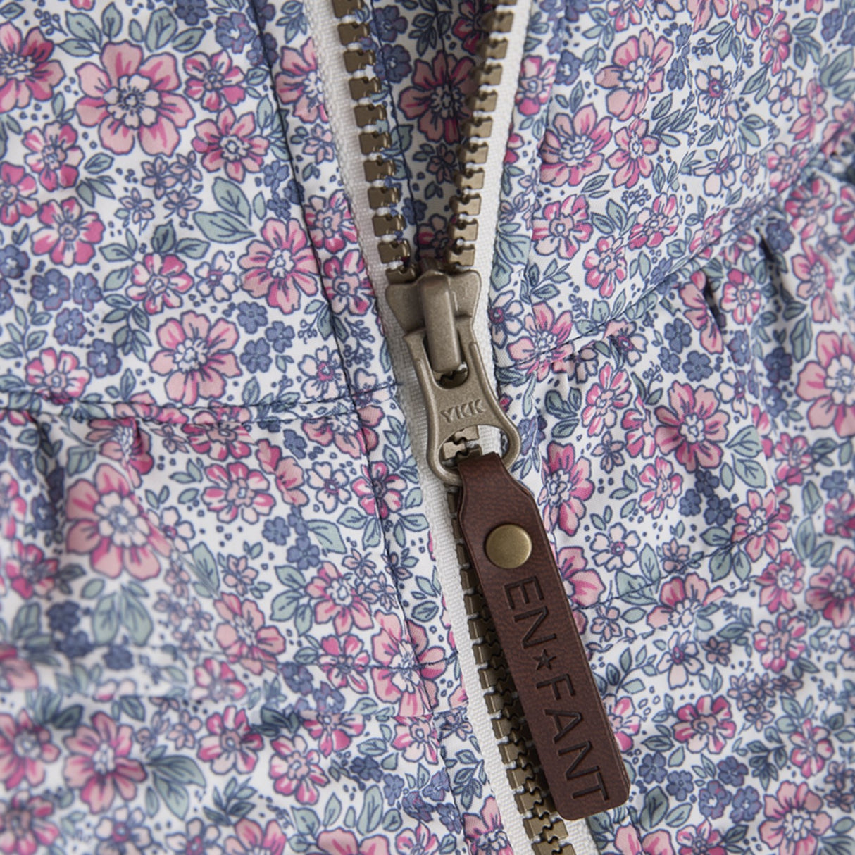 En Fant Egret Termosett m. Frills, AOP