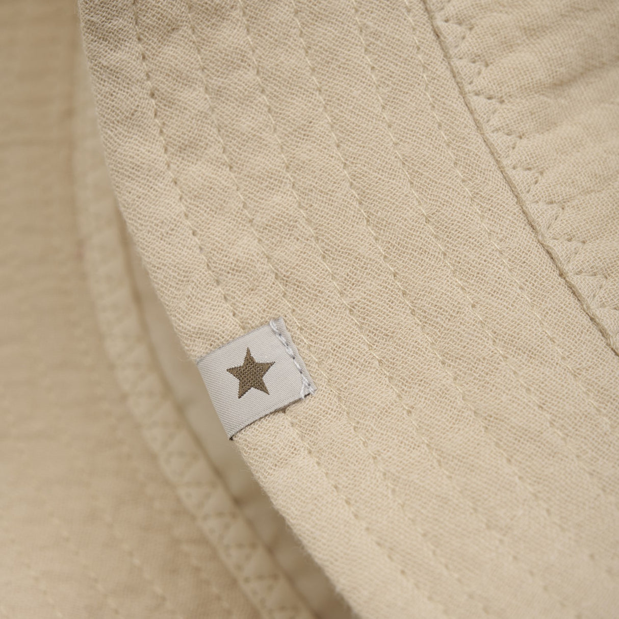 Huttelihut Irish Cream bøttehatt muslin