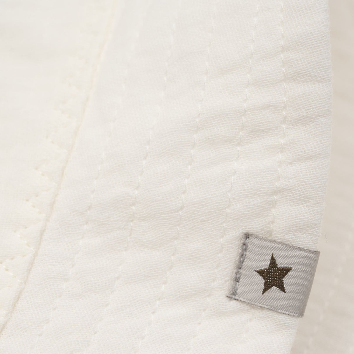 Huttelihut Antique White Bøttehatt Muslin