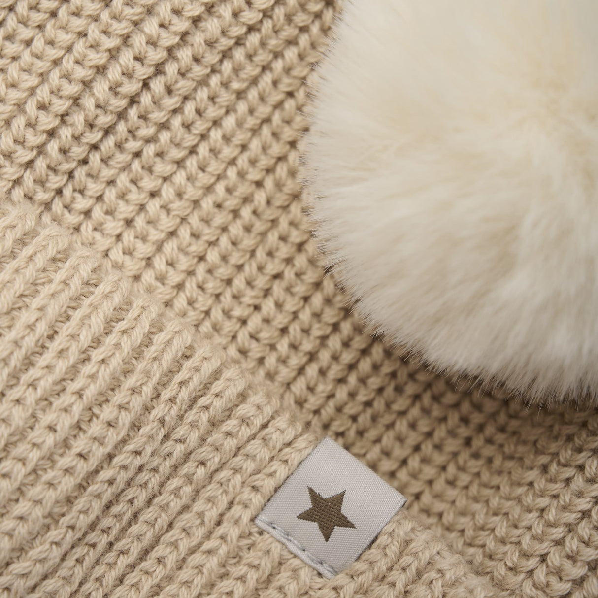 Huttelihut Irish Cream Lue Strikk m. Pompoms