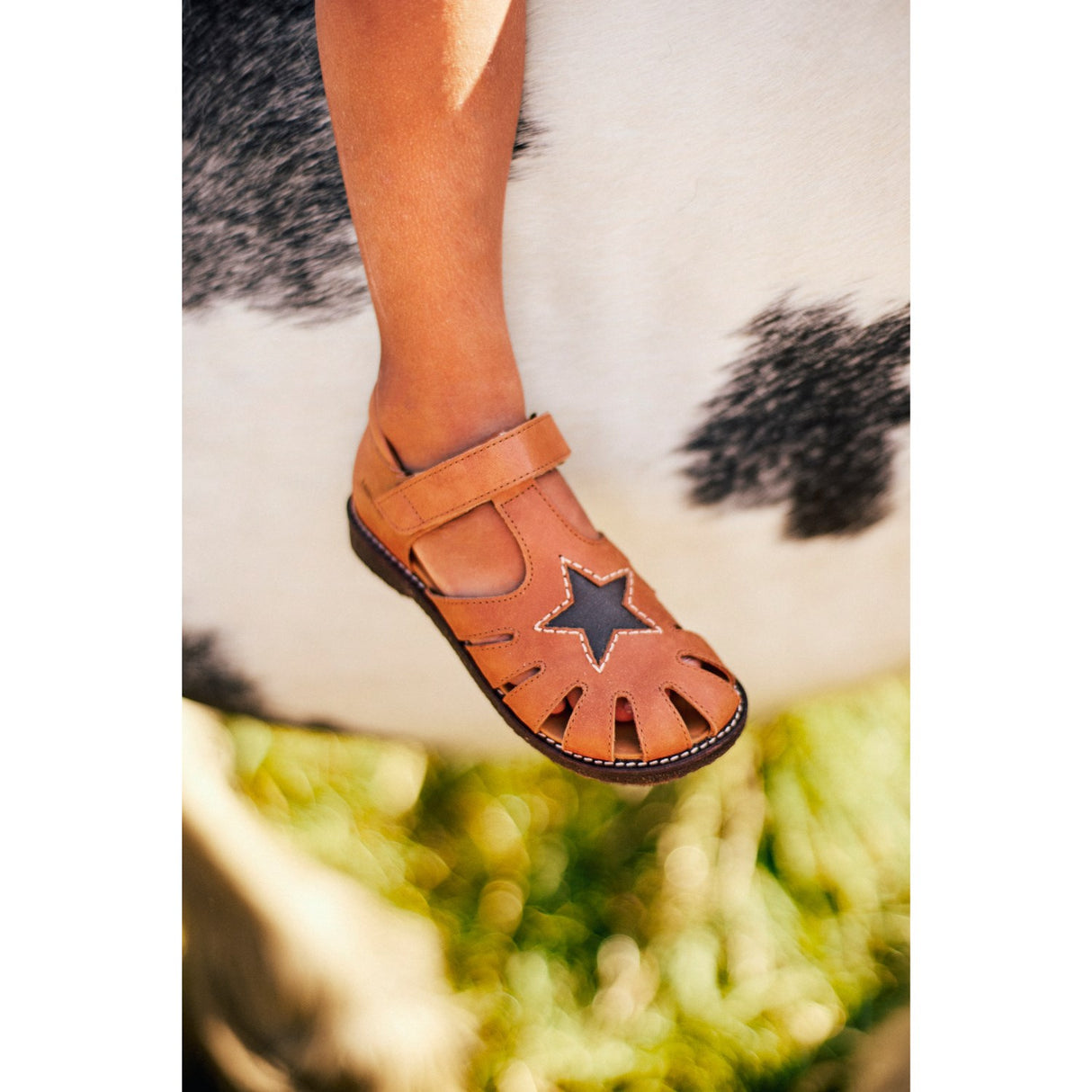 Angulus Brun/Mørkebrun Skinnsandal med Stjernedetalj