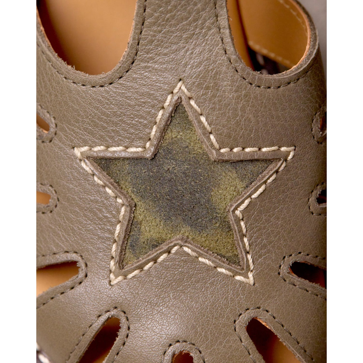 Angulus Forrest/Marshland print Lærsandal Med Stjernedetalje