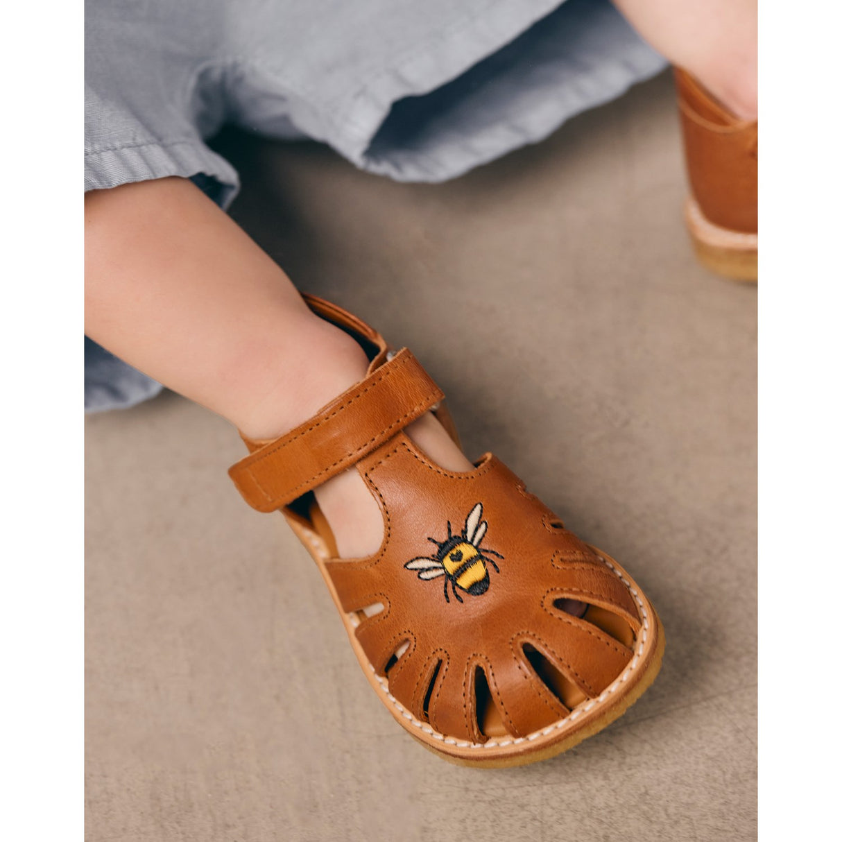 Angulus Cognac Begynner Sandal Med Bi Broderi