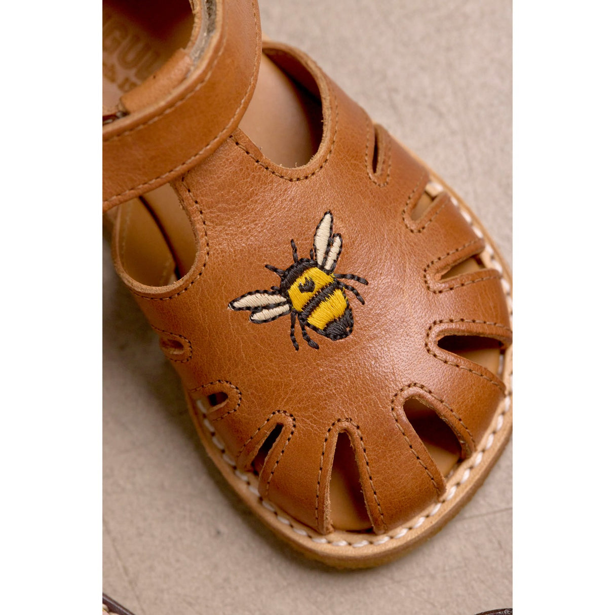 Angulus Cognac Begynner Sandal Med Bi Broderi