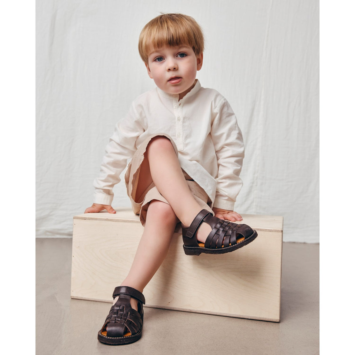 Angulus Dark Brown Flettet Lærsandal