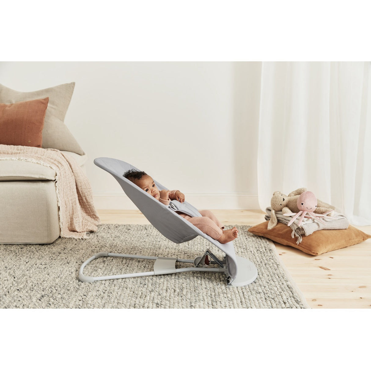 BabyBjörn Light Grey Skråstol Bliss Blomsterbladsquilt