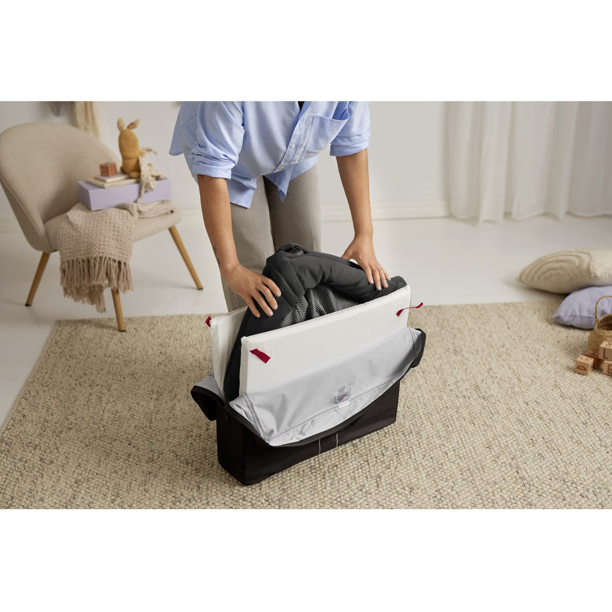 BabyBjörn Black Rejseseng Light Med Overtrækslagen