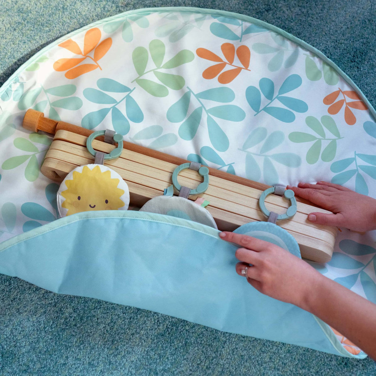 Ingenuity Sun Valley™ Wooden Leketøy Arch & Play Mat