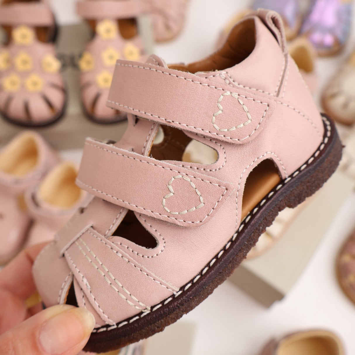 Angulus Rosebud Begynner Sandal Med Kontrast Hjertebroderi