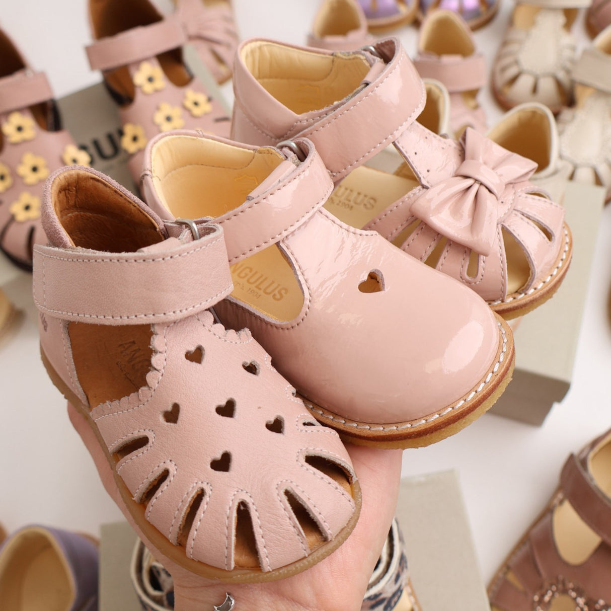 Angulus Rosebud Begynner Sandal Med Bue Og Borrelås Lukning