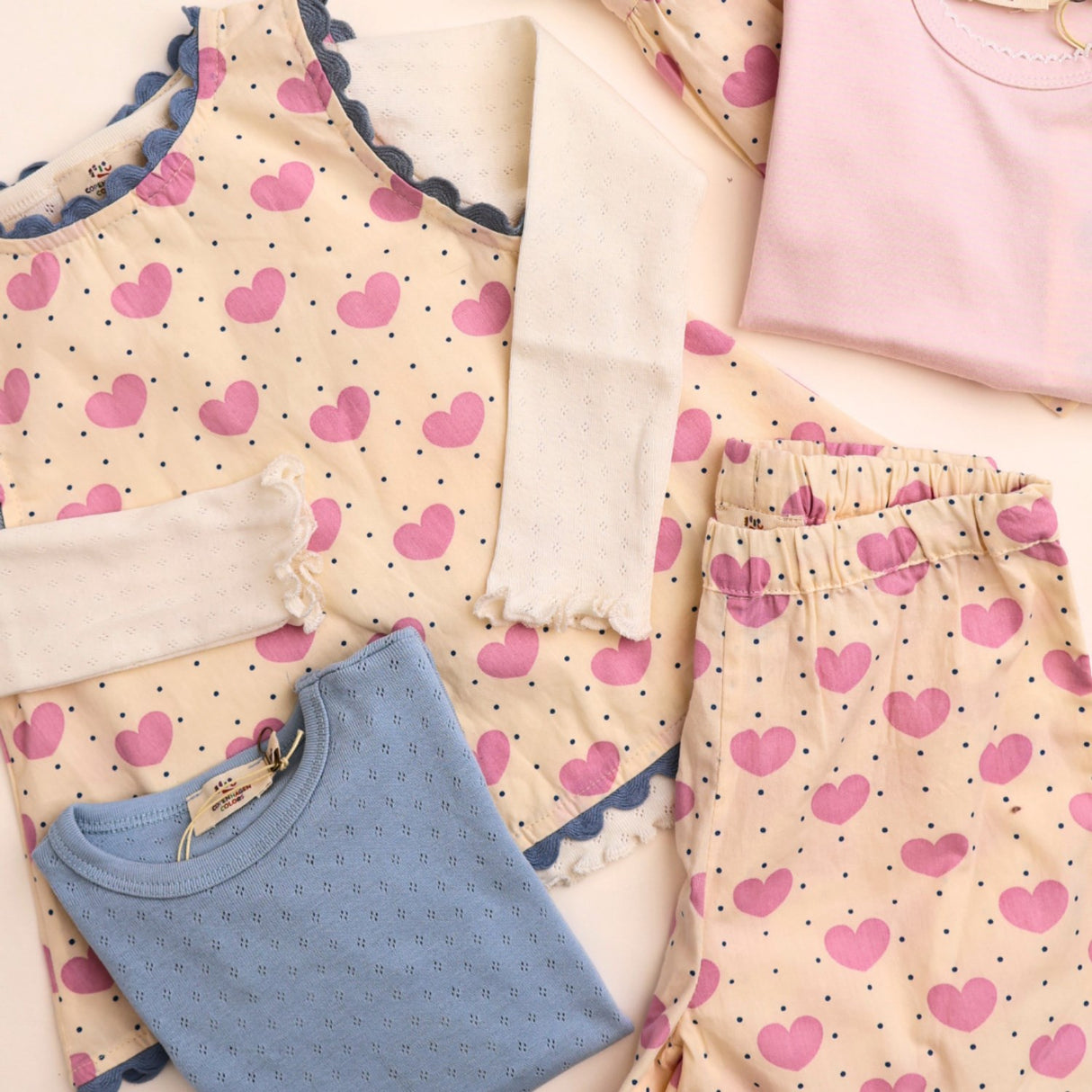 COPENHAGEN COLORS Heart Aop Heart & Dots Shorts med volanglommer