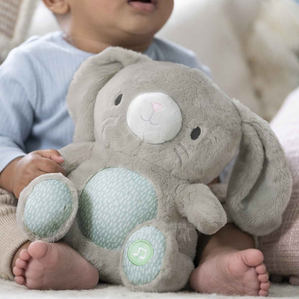 Ingenuity Grey Heart To Hugs™ Sylvi™ Kaninbamse Med Hjertelyd Og Lys
