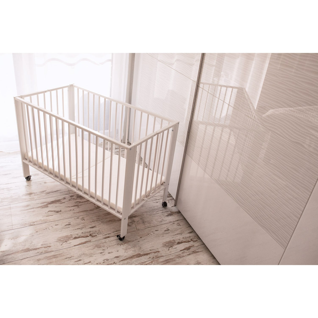 tiSsi® White Laquer Jori Sammenklappelig Seng Massiv Bøk