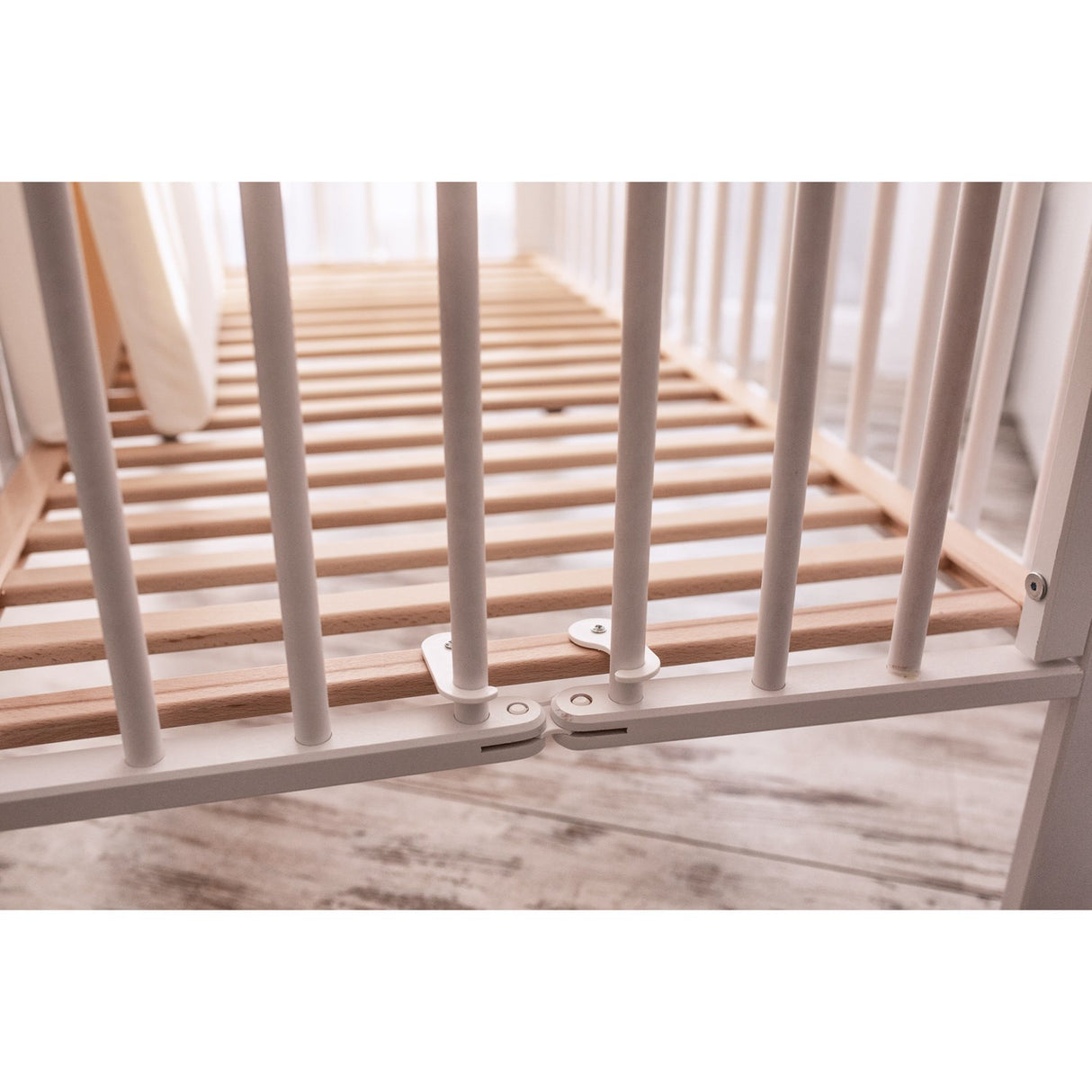 tiSsi® White Laquer Jori Sammenklappelig Seng Massiv Bøk