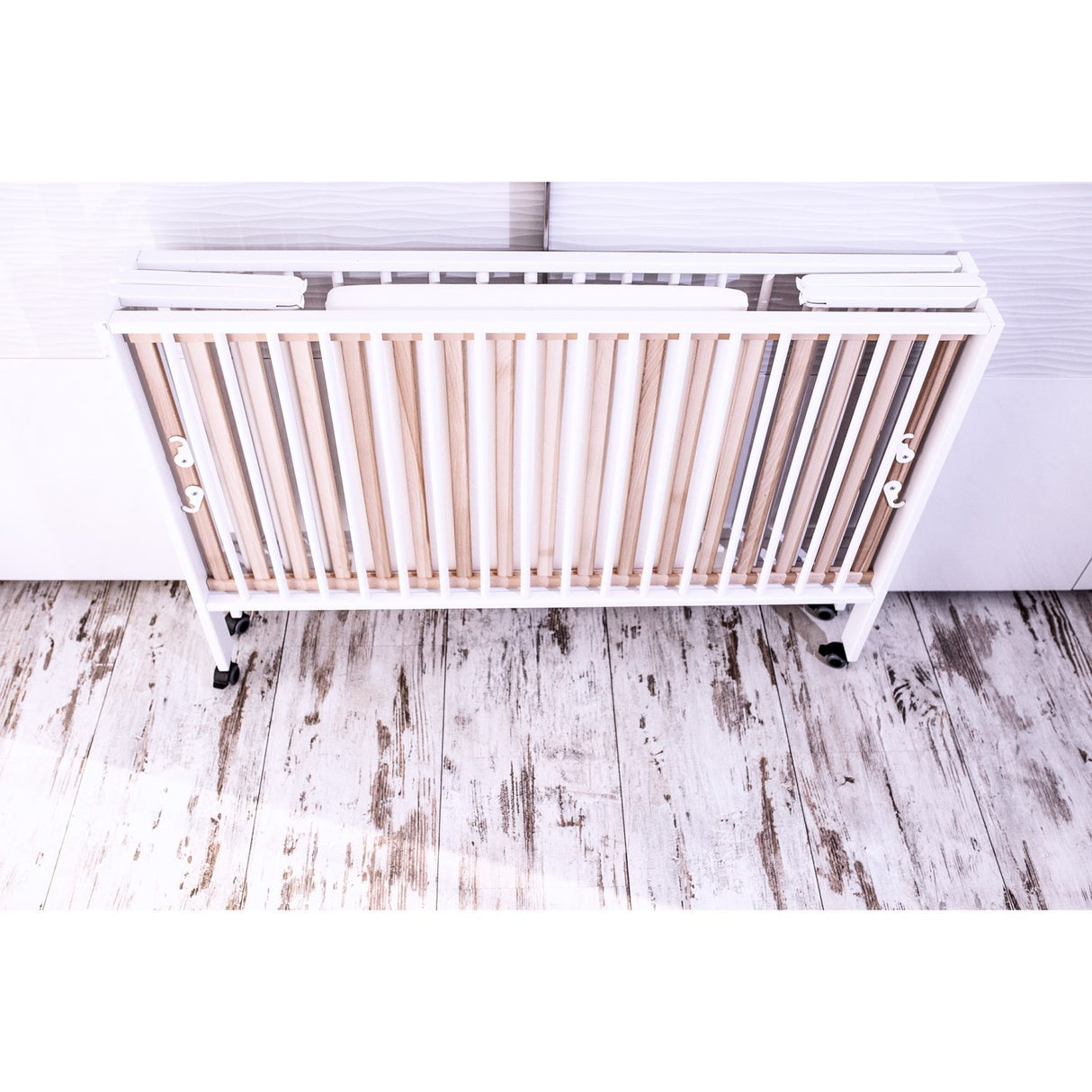 tiSsi® White Laquer Jori Sammenklappelig Seng Massiv Bøk