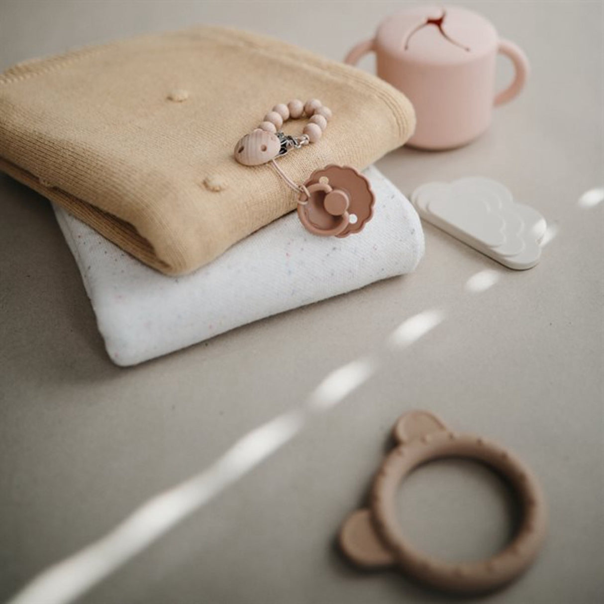 Mushie Honeycomb Beige Strikket Baby Teppe