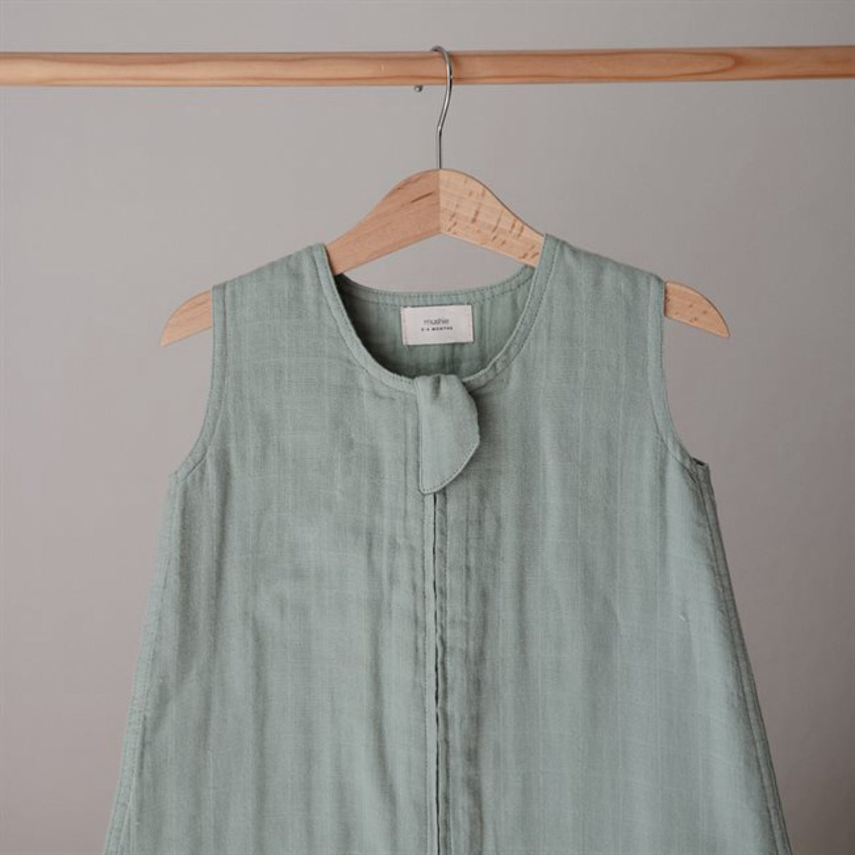 Mushie Roman Green Muslin Sleep Veske