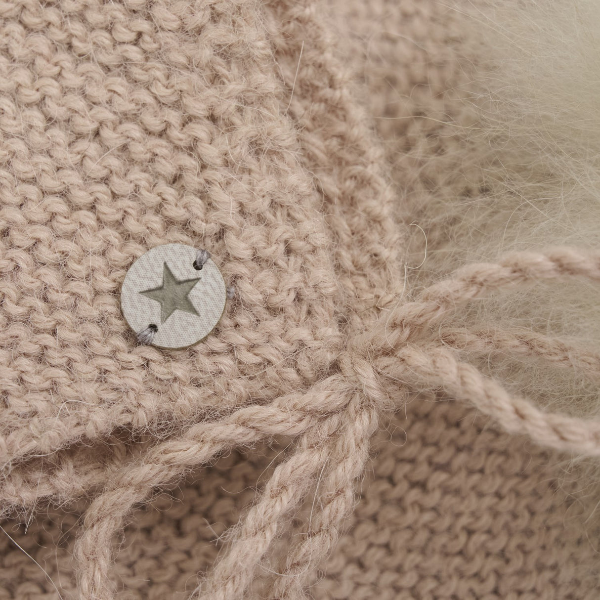 Huttelihut Mahogany Rose Bonnet Ull Strikk Alpaca Pompom