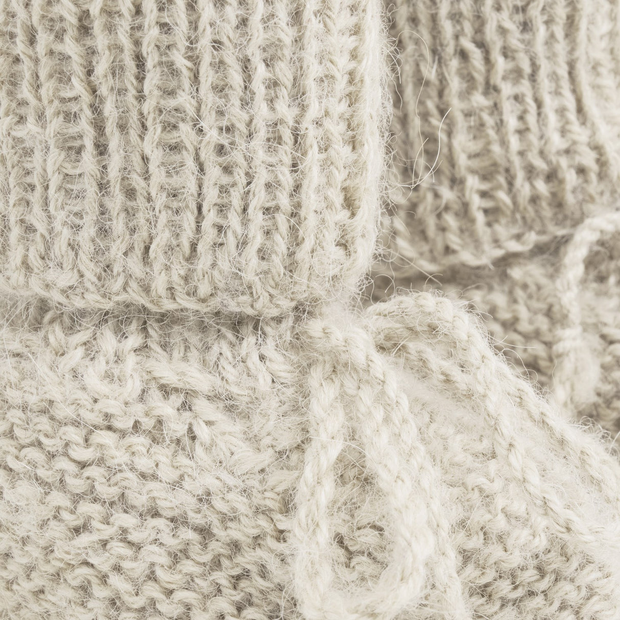 Huttelihut Off-White Footies Alpaca Ull Strikk