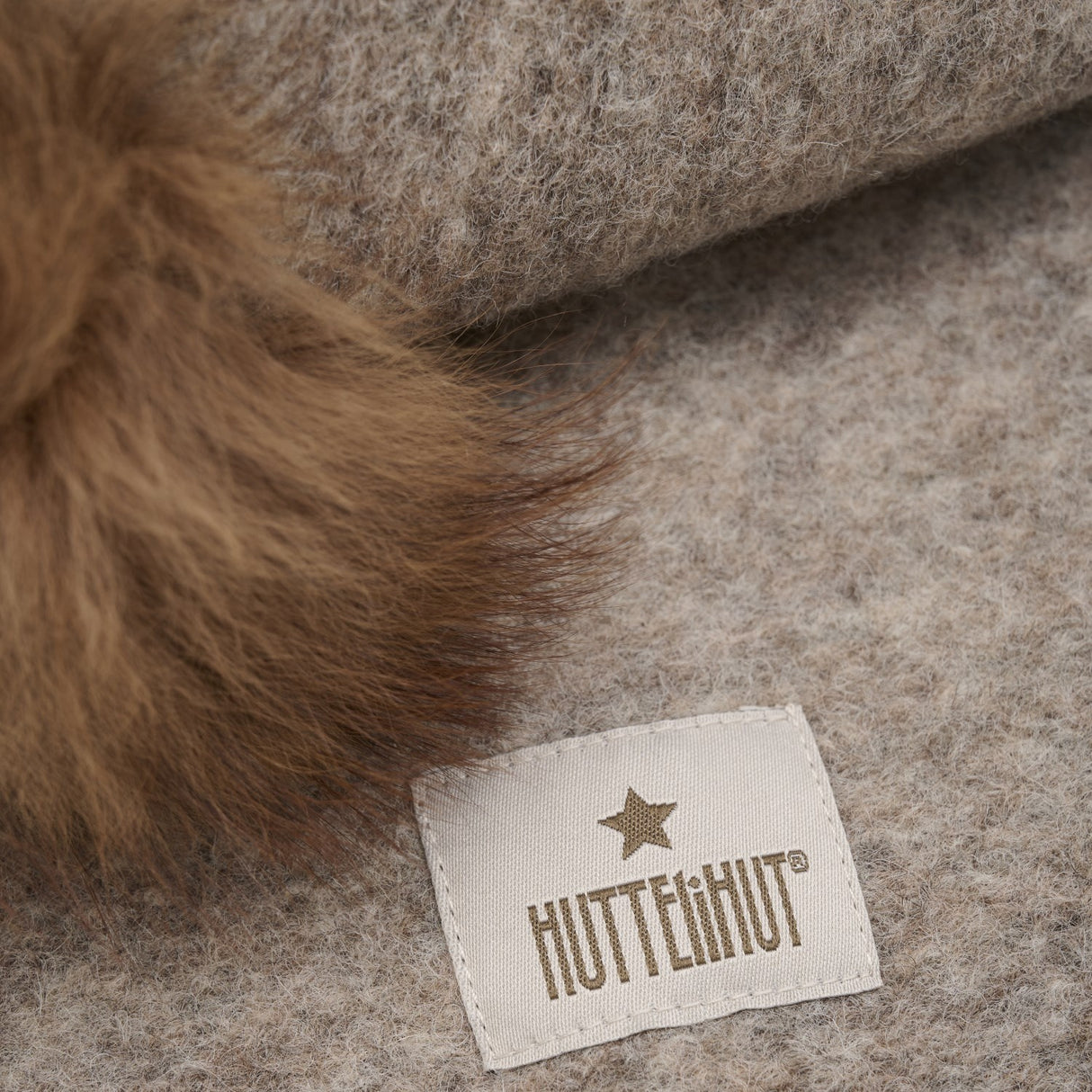 Huttelihut Camel Melange Elefantlue Ull Alpaca Pompoms