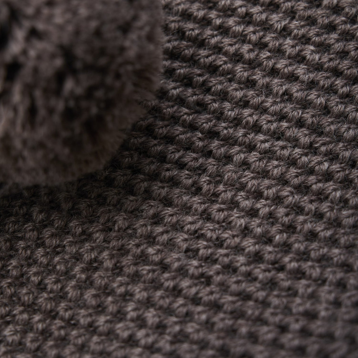 Huttelihut Brown Melange Elefantlue Windstop Pompoms