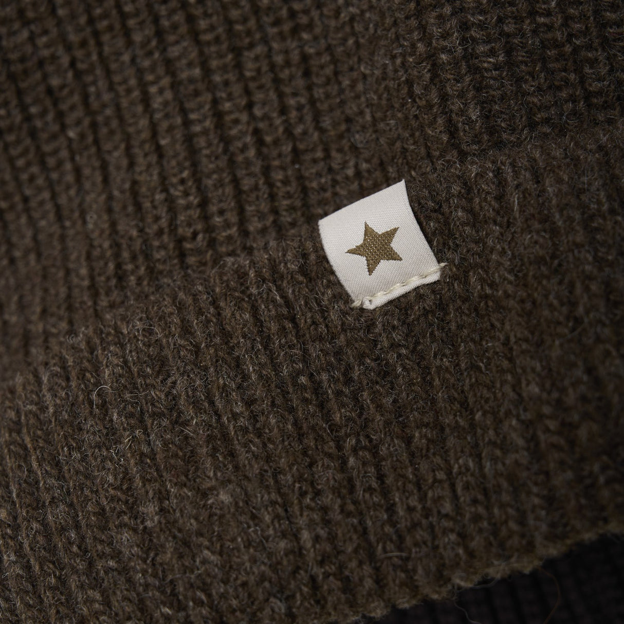 Huttelihut Dark Brown Melange Lue Strikk Alpaca Pompoms