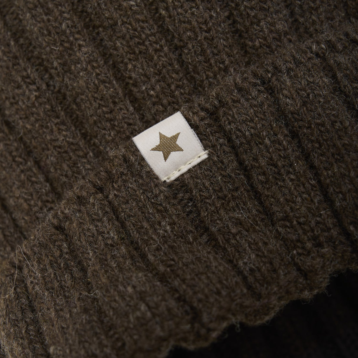 Huttelihut Dark Brown Melange Lue Strikk Alpaca Pompom