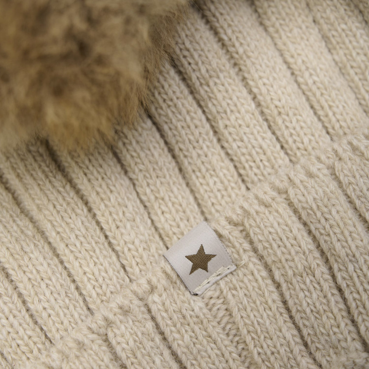 Huttelihut Sand Melange Lue Strikk Alpaca Pompom
