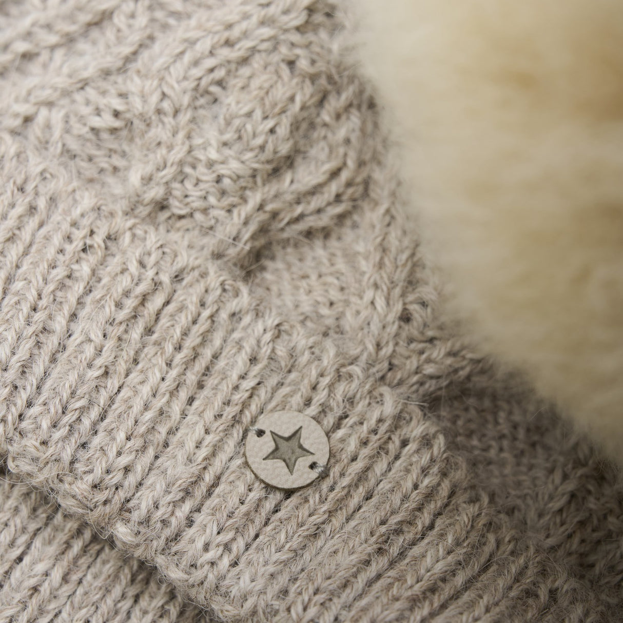 Huttelihut Camel Melange Lue Ull Strikk Alpaca Pompom