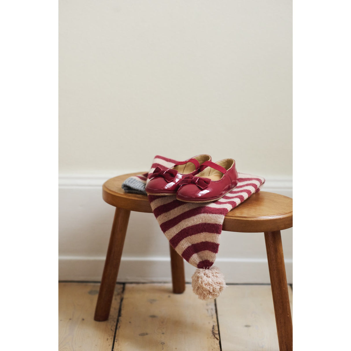 Wheat Red Stripe Strikket Christmas Lue