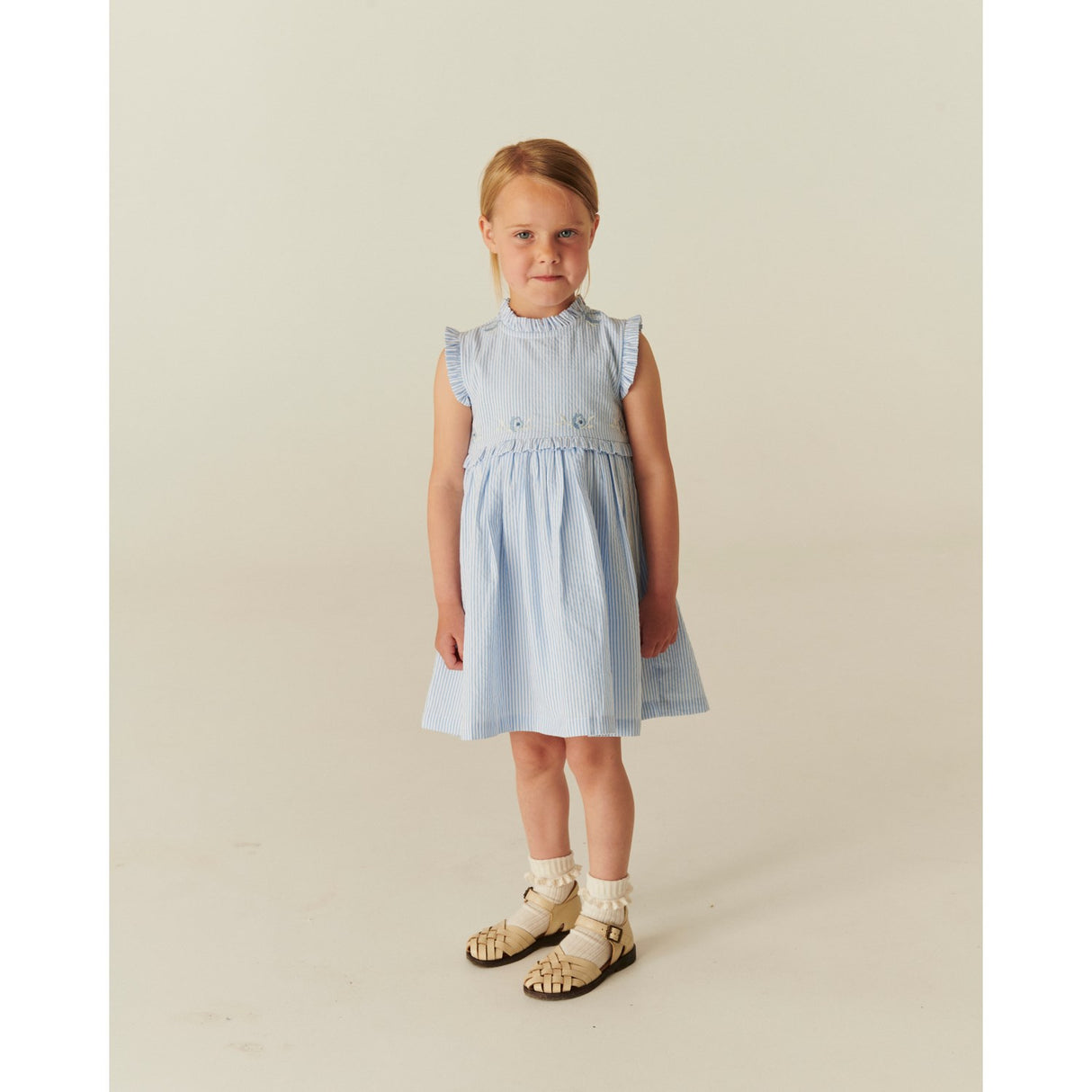 COPENHAGEN COLORS Sky Blue W Cream Stripe Seersucker Kjole W. Ruffles Og Emb.