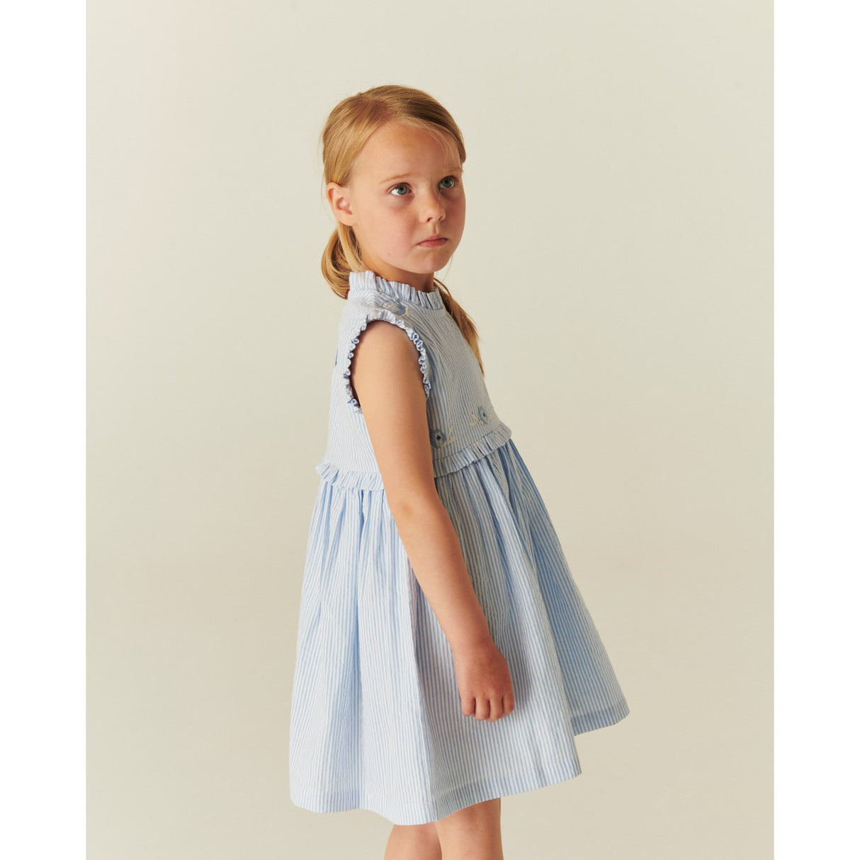 COPENHAGEN COLORS Sky Blue W Cream Stripe Seersucker Kjole W. Ruffles Og Emb.
