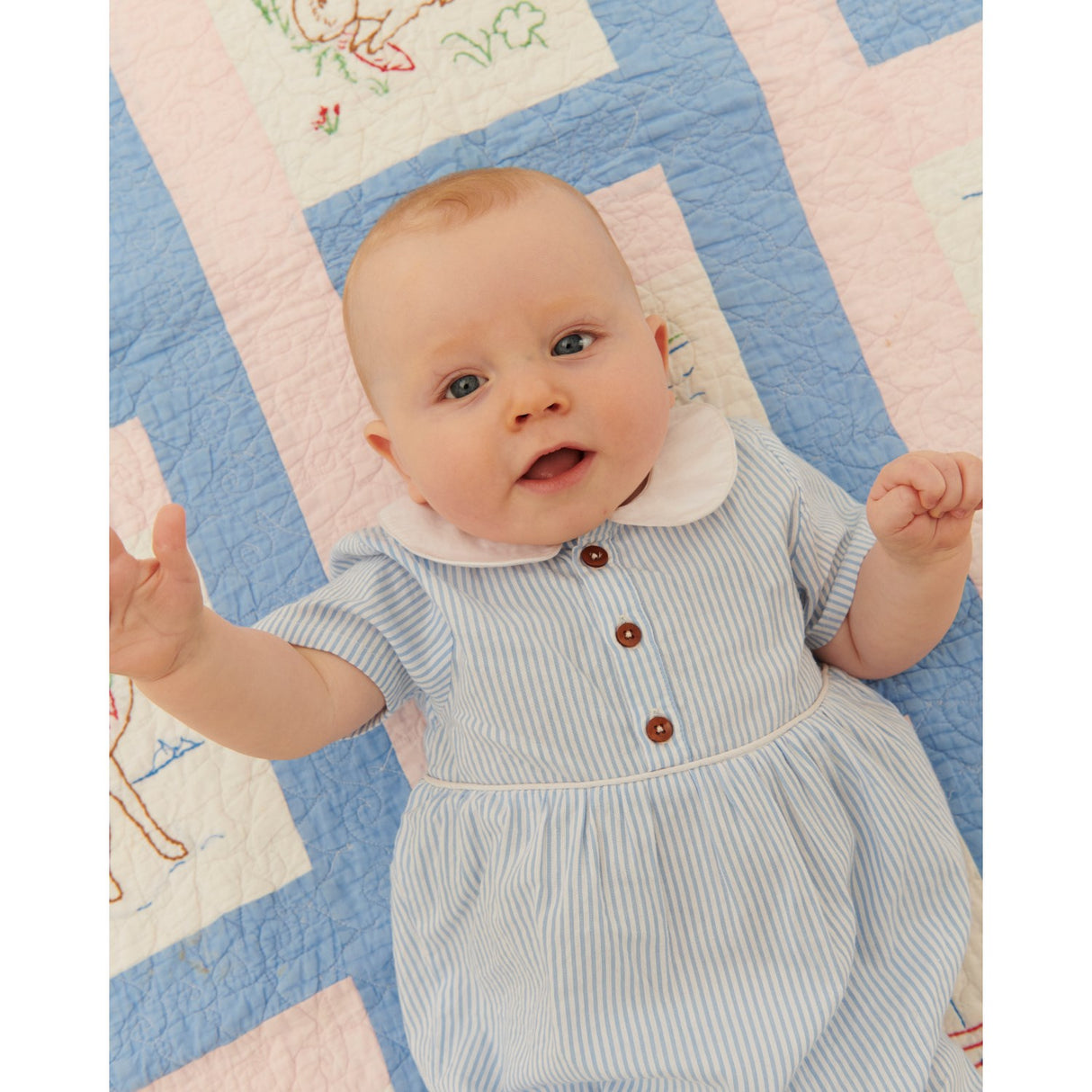 COPENHAGEN COLORS Sky Blue W Cream Stripe Seersucker Romper W. Halsbånd