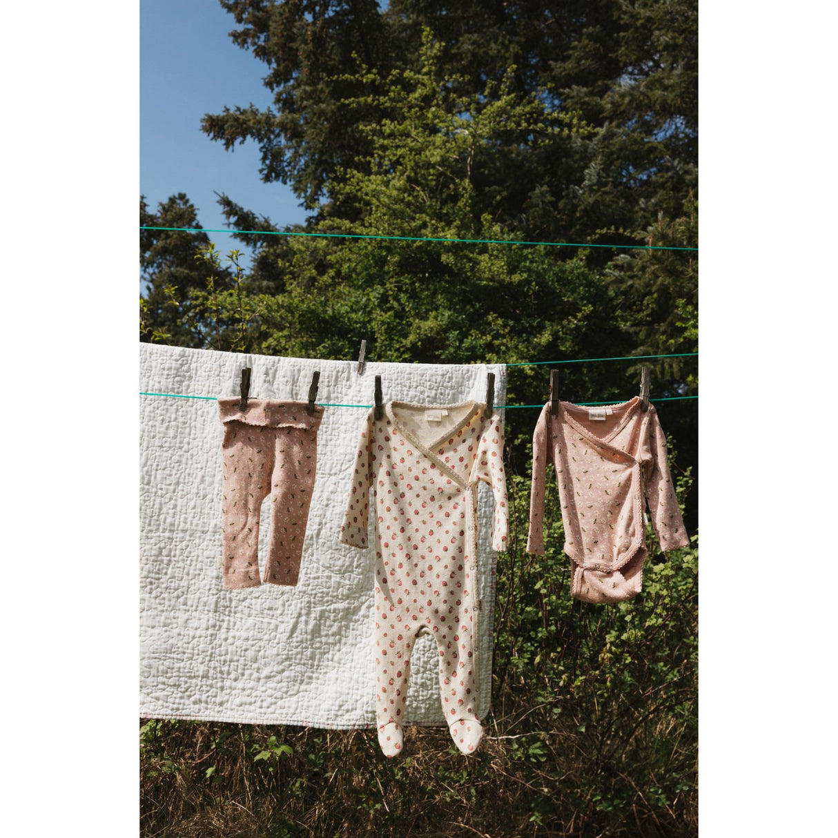 Petit Piao Fog Strawberry AOP PPDea L_S Buksedrakt Fold Feet NB