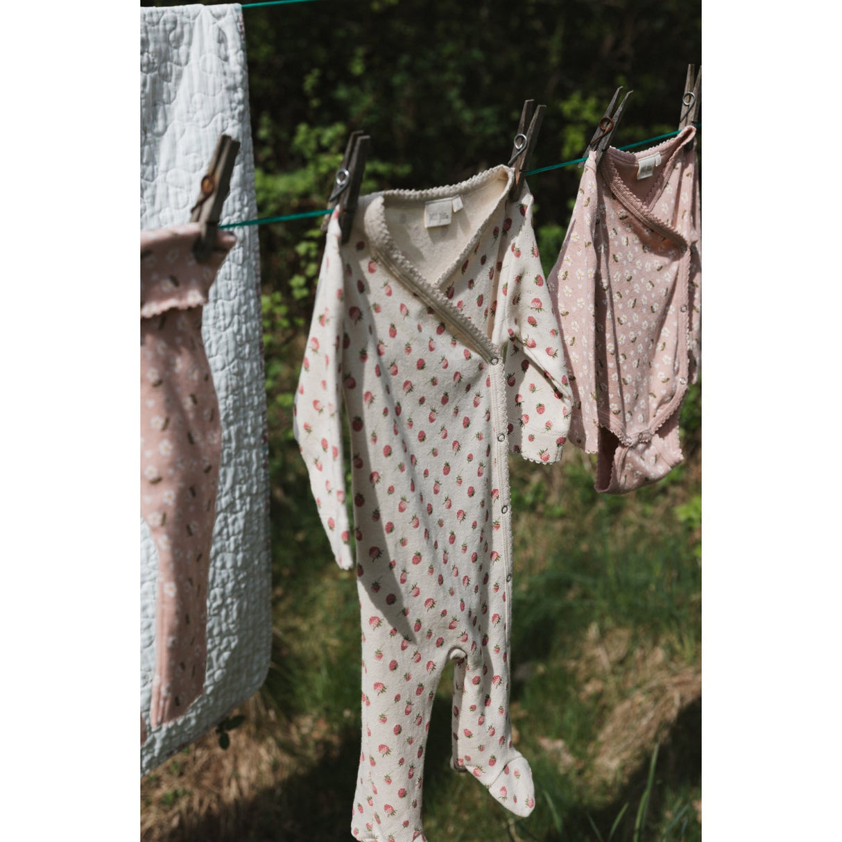 Petit Piao Fog Strawberry AOP PPDea L_S Buksedrakt Fold Feet NB