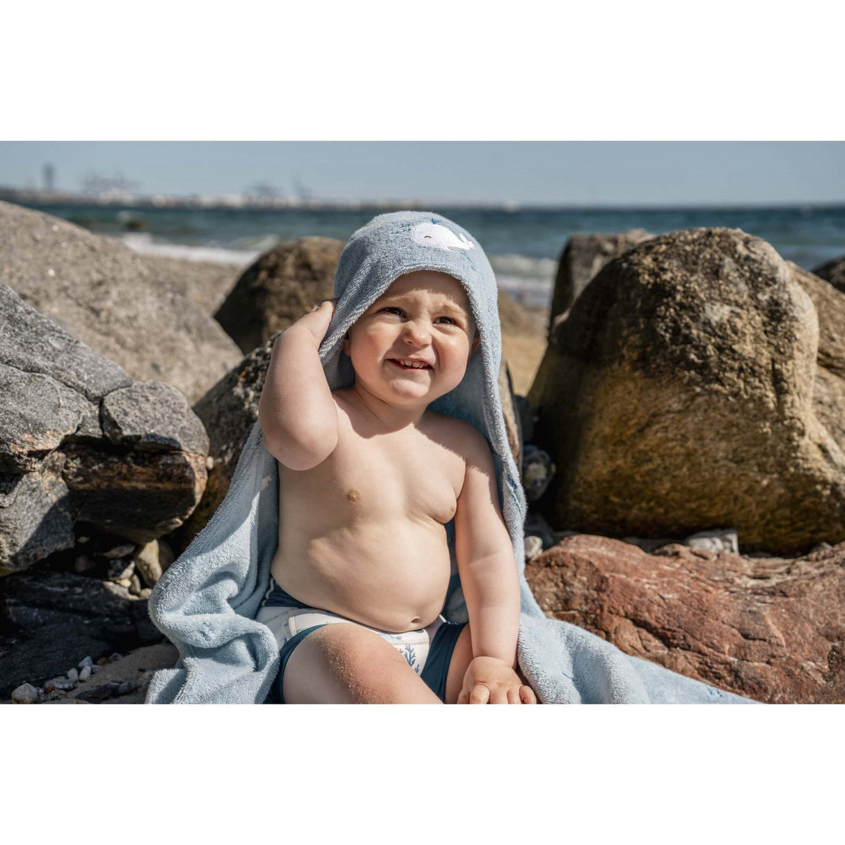 FILIBABBA Christian's Whale Tales Broderet Badehåndklæde Med Hette GOTS