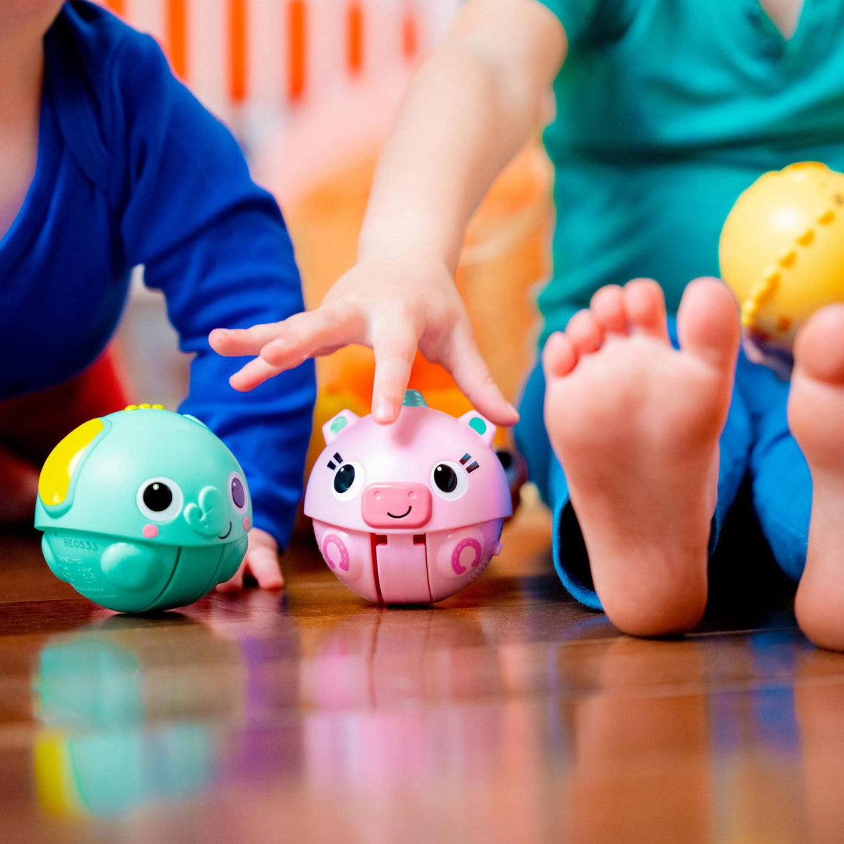 Bright Starts Giggables™ Roll & Chase Leketøy
