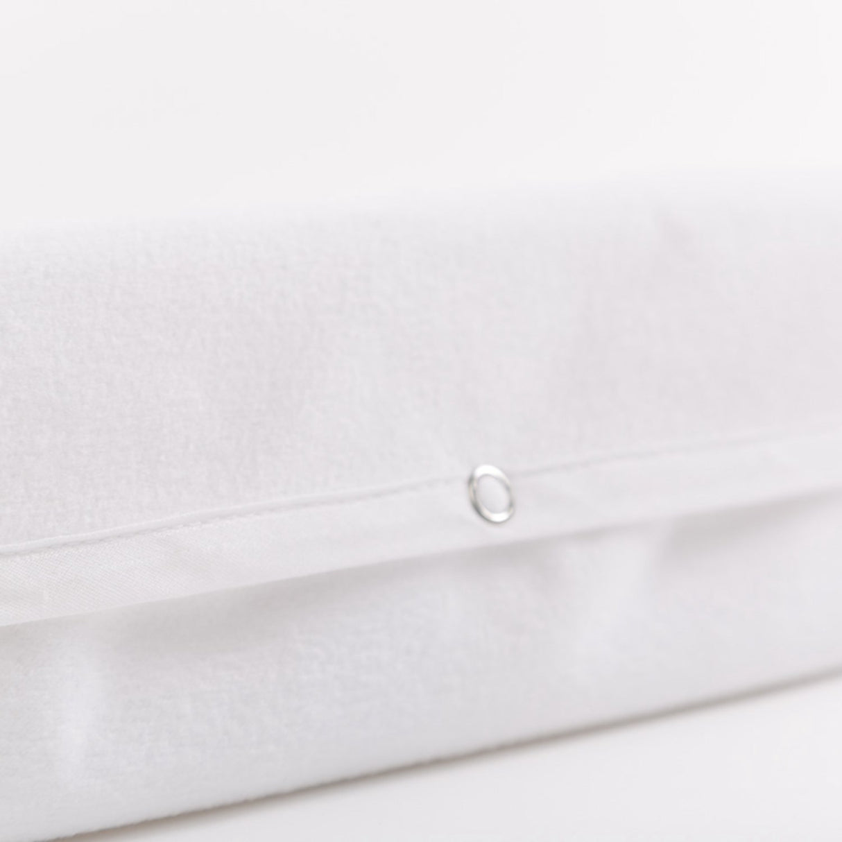 Doomoo White Narrow Wedge Pute