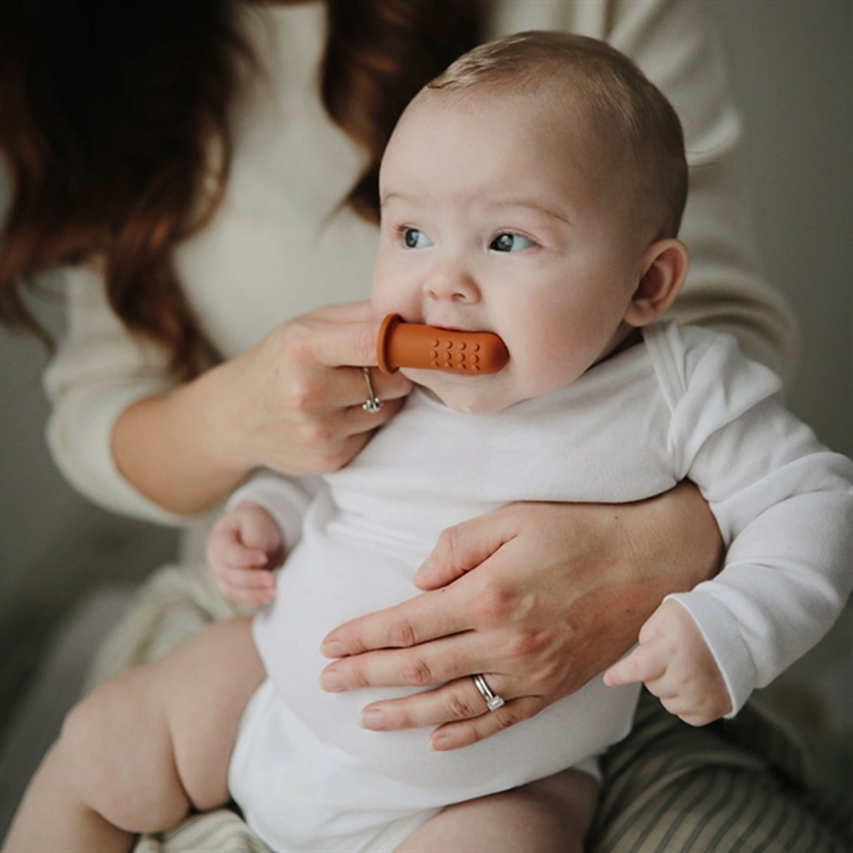 Mushie Finger Tannbørste 2-pakning Clay/Shifting Sand