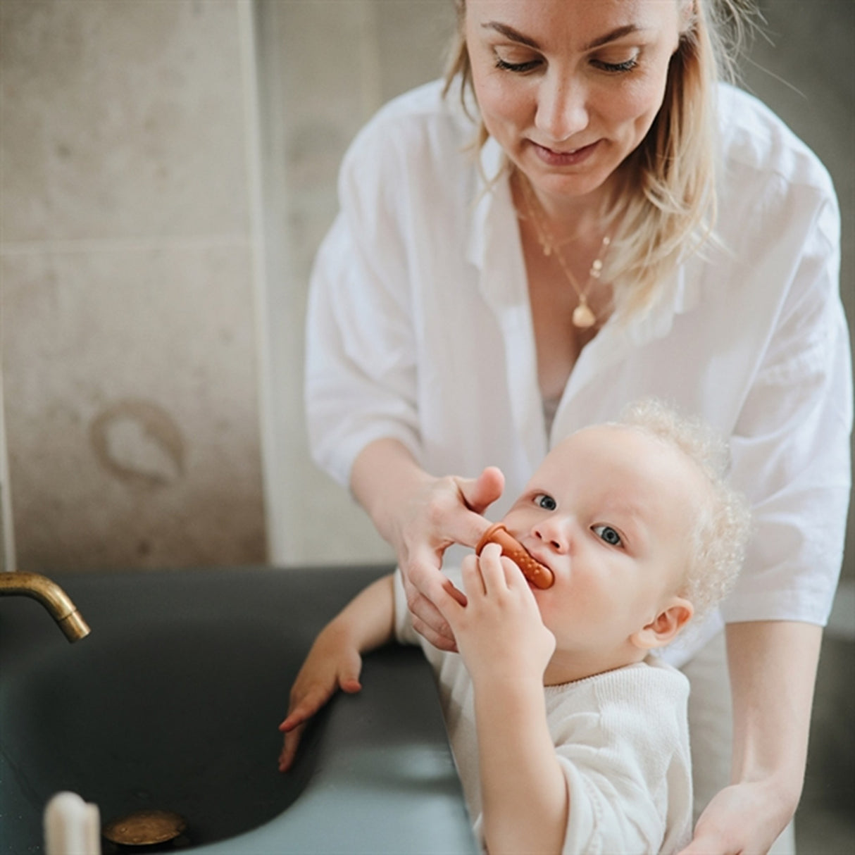 Mushie Finger Tannbørste 2-pakning Clay/Shifting Sand