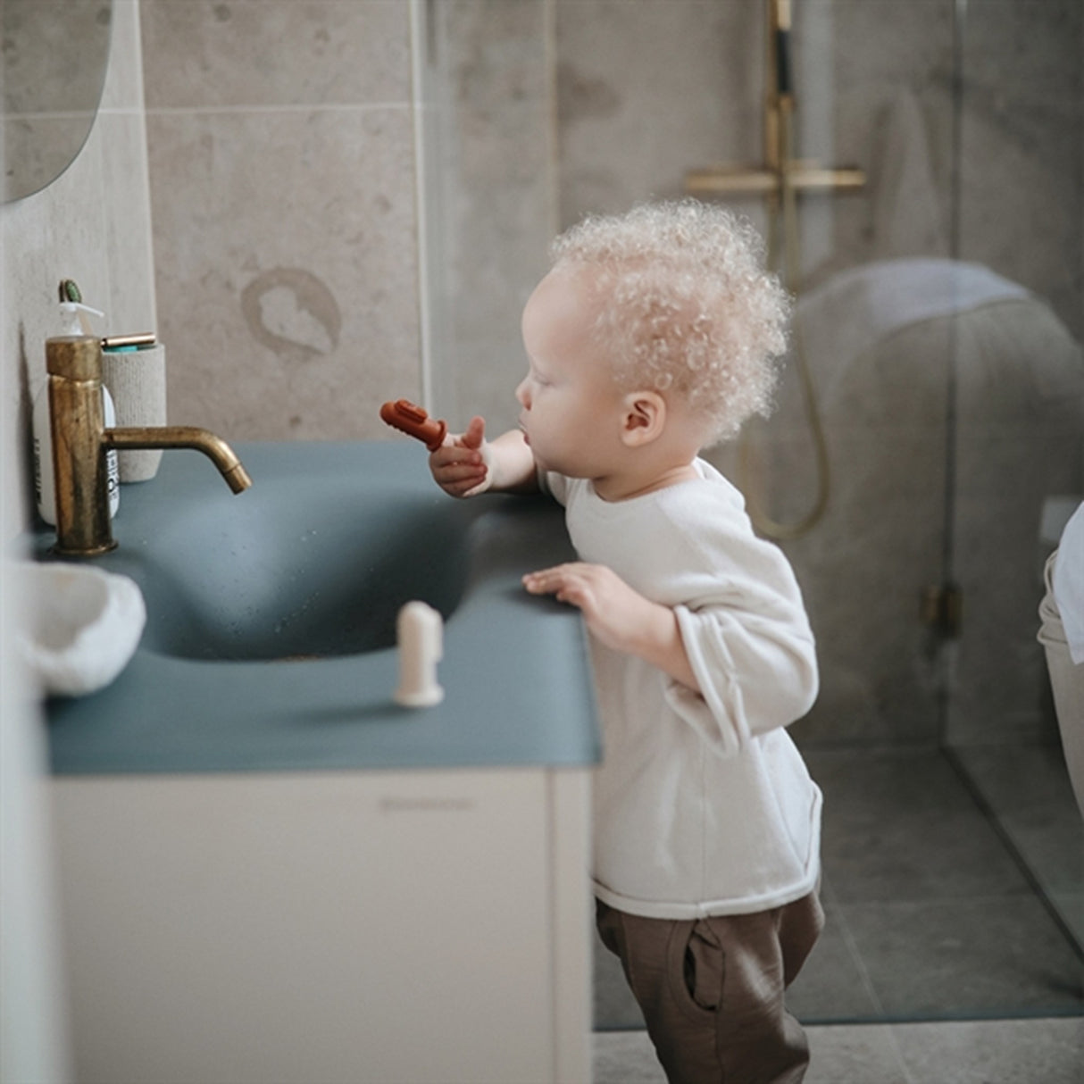 Mushie Finger Tannbørste 2-pakning Clay/Shifting Sand