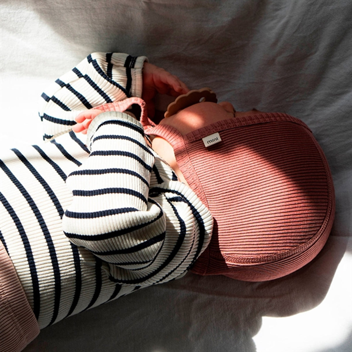 Minimalisma Bloom Hue Antique Red 2