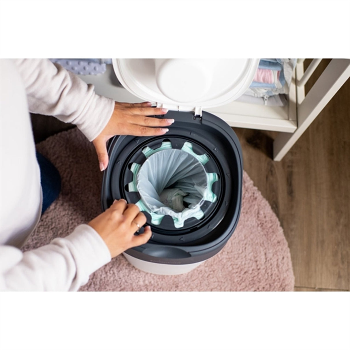 Tommee Tippee Twist & Click Bleiebøtte White