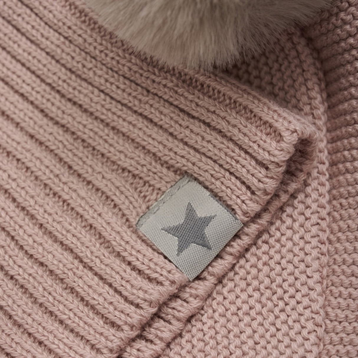 Huttelihut Elefantlue Strikk m. Pompoms Mahogany Rose