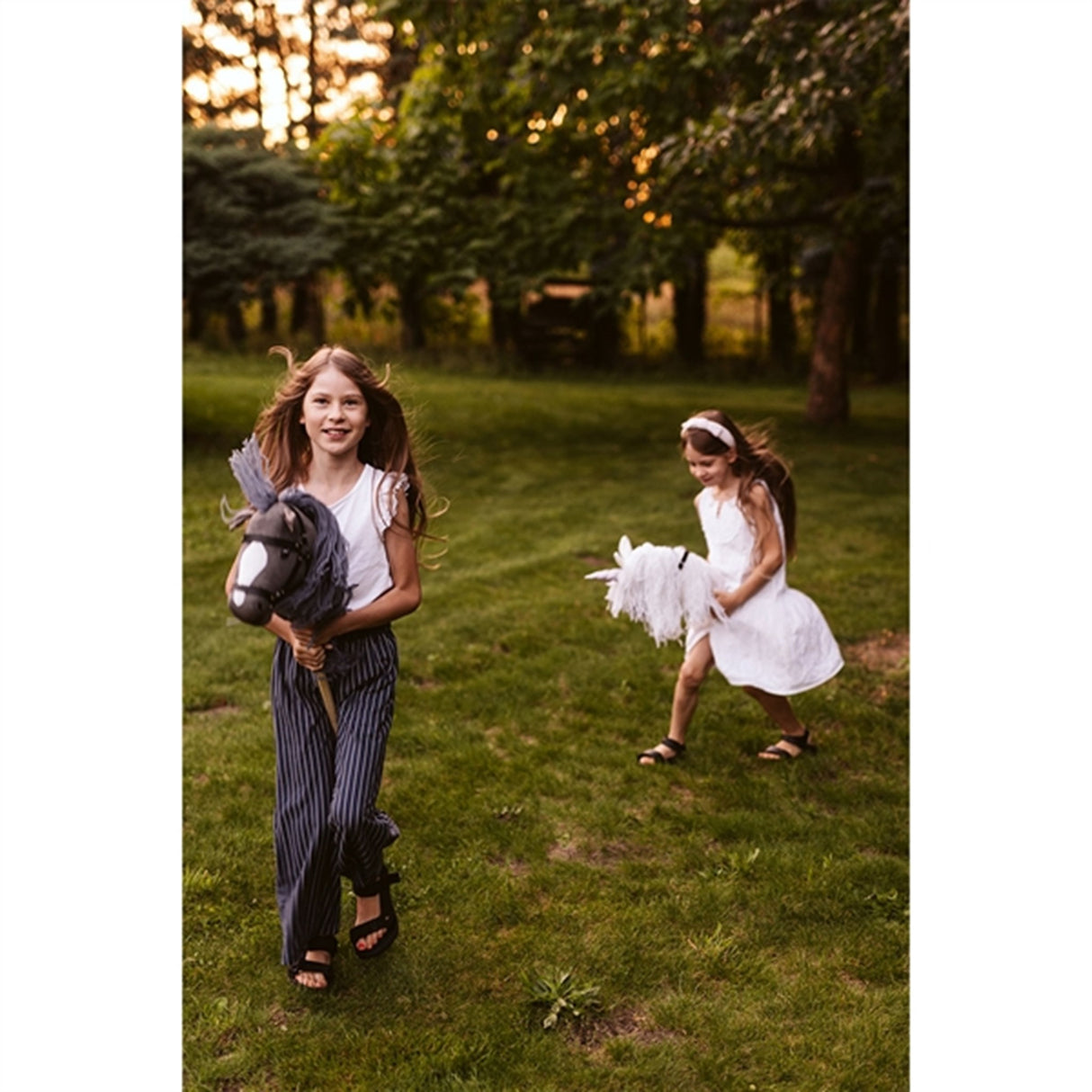 by Astrup Gal Heste med Åpen Munn Grå