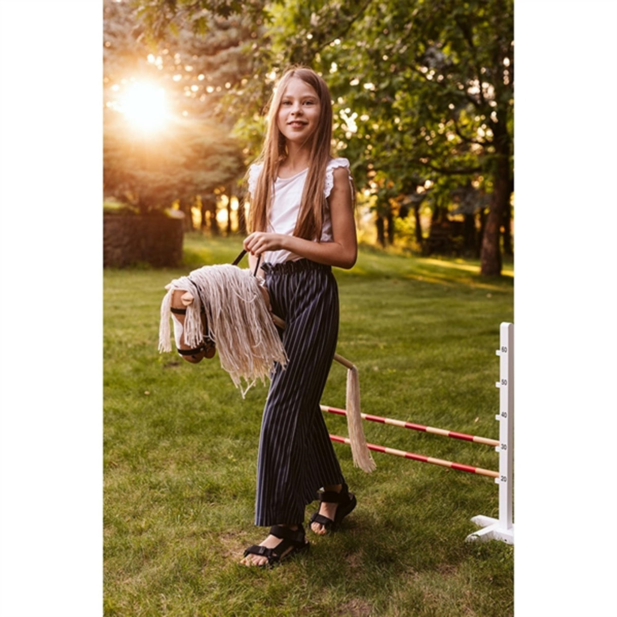 by Astrup Gal Heste med Åpen Munn Beige