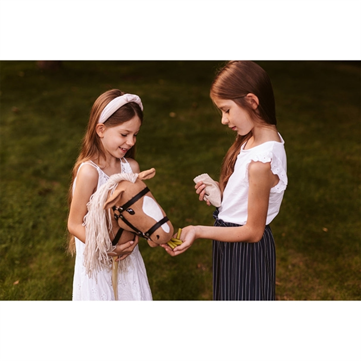 by Astrup Gal Heste med Åpen Munn Beige